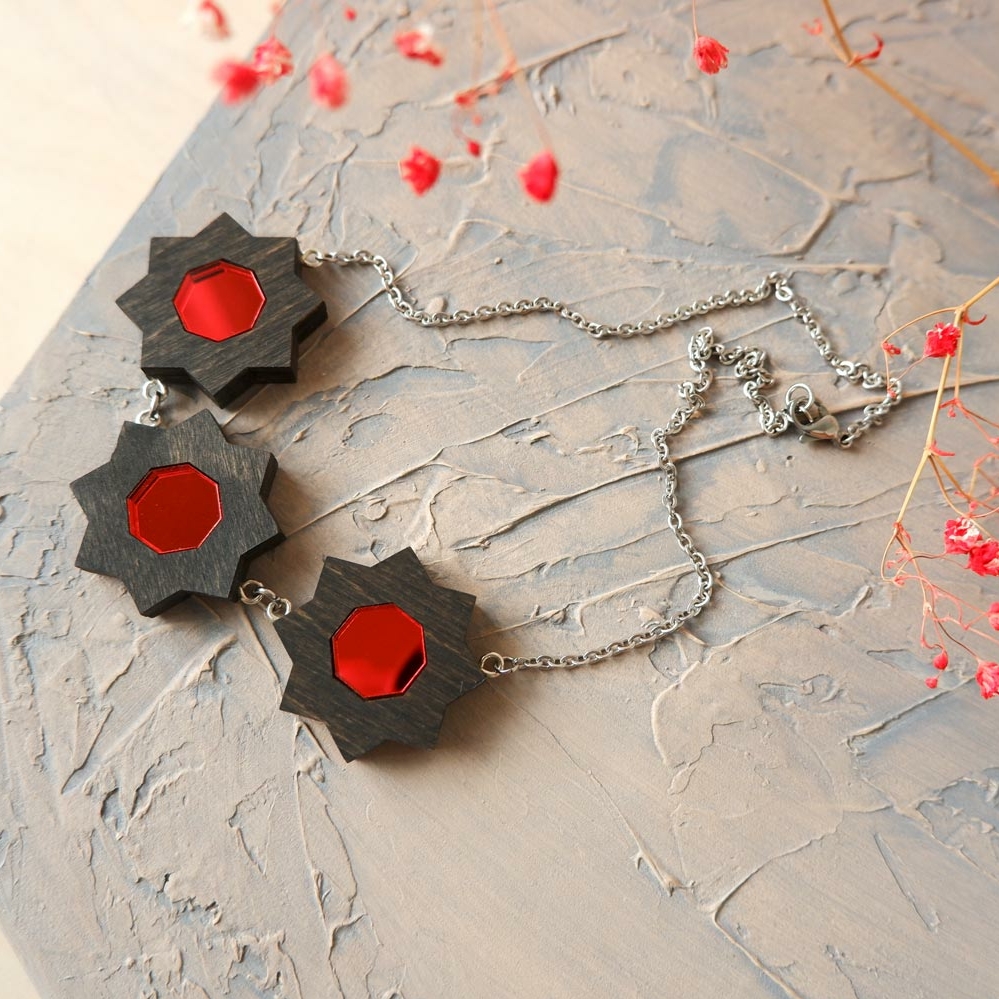 Цветы с красным ядрышком - ожерелье