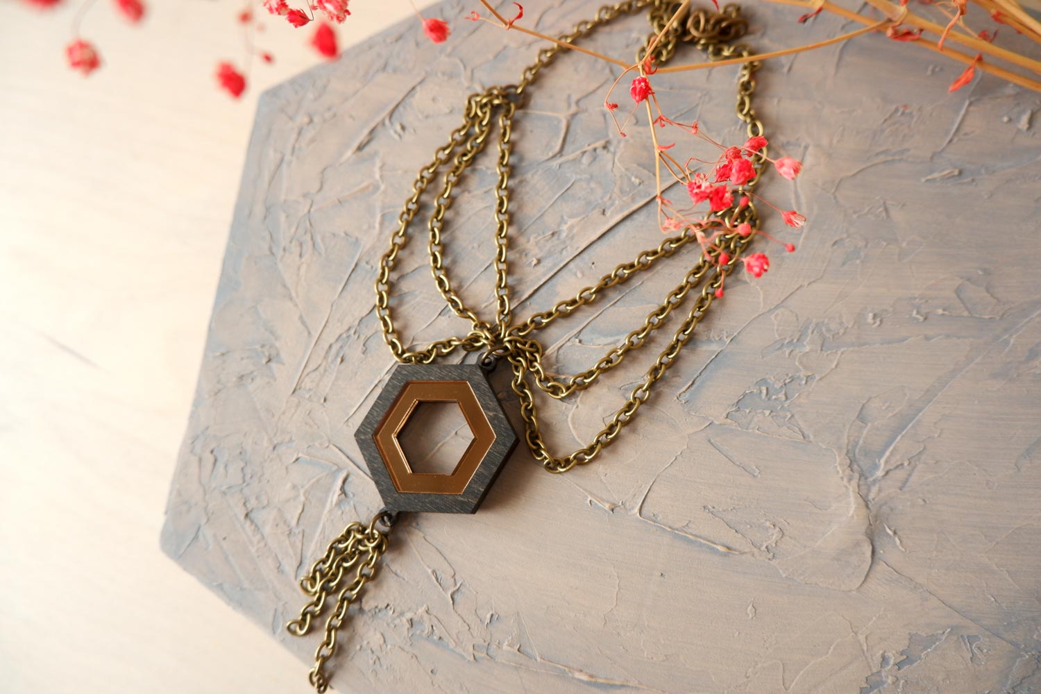 Шестиугольник на латунных цепях - ожерелье