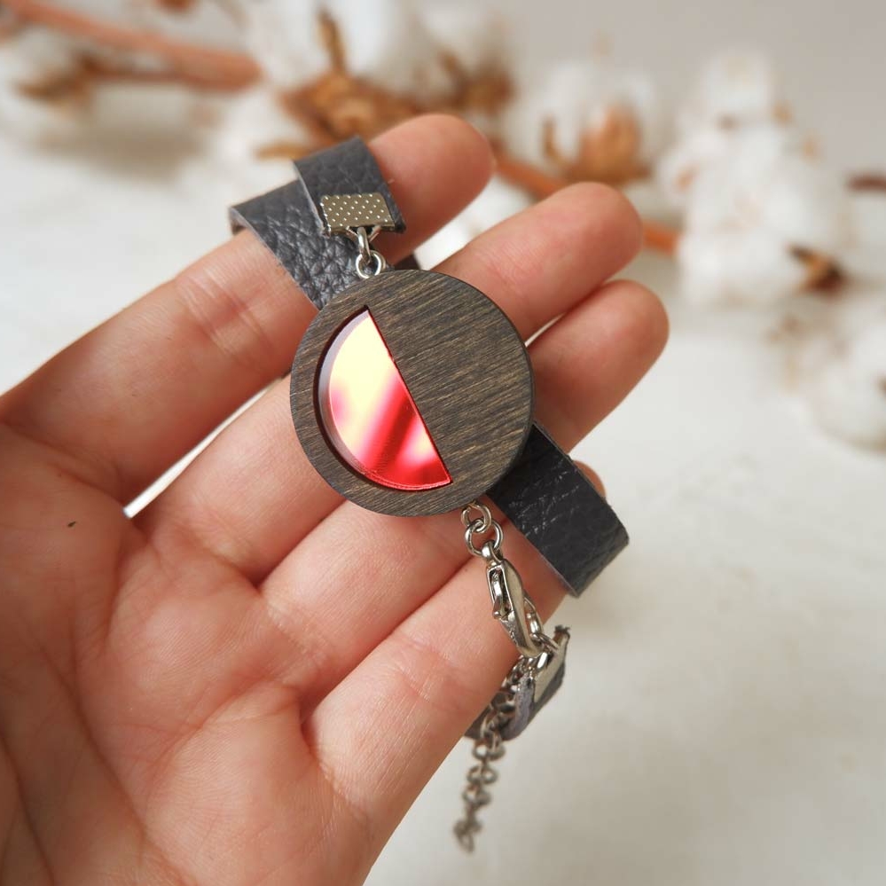 Круг - браслет в два оборота на тонком ремешке