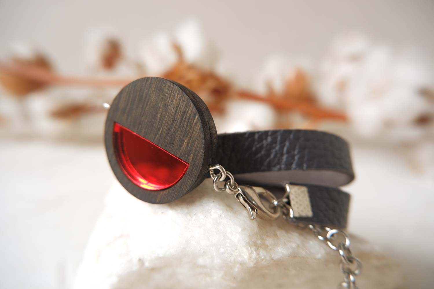 Круг - браслет в два оборота на тонком ремешке