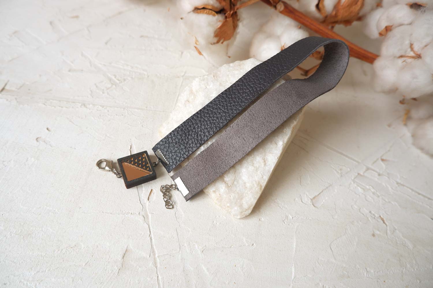 Квадрат с треугольниками - браслет в два оборота на толстом ремешке