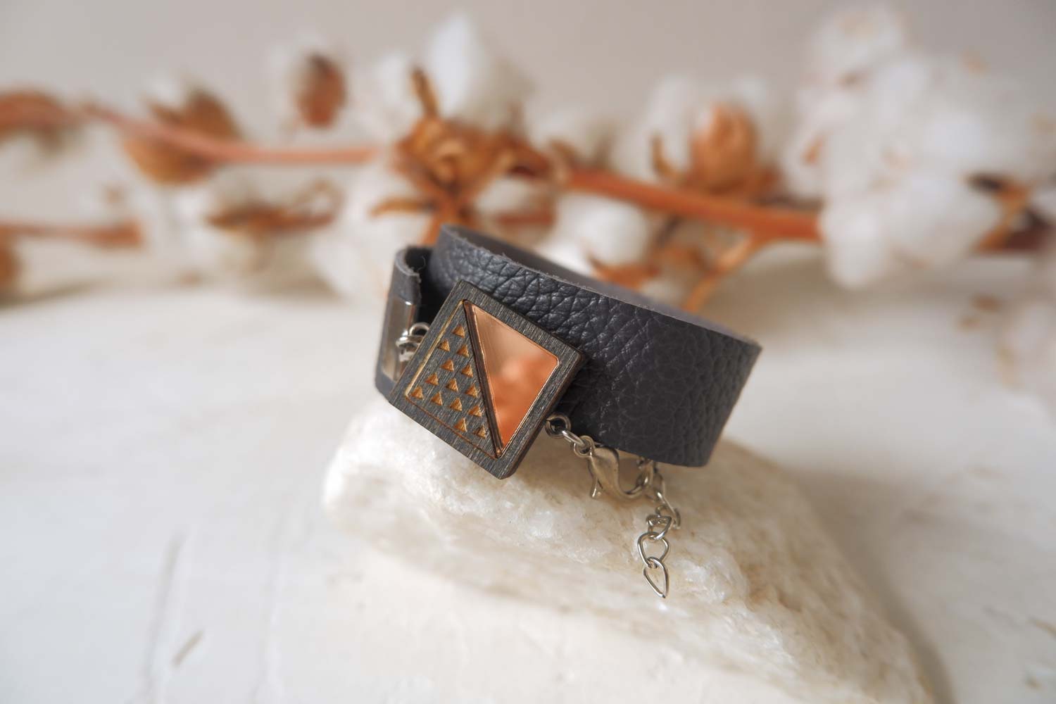 Квадрат с треугольниками - браслет в два оборота на толстом ремешке