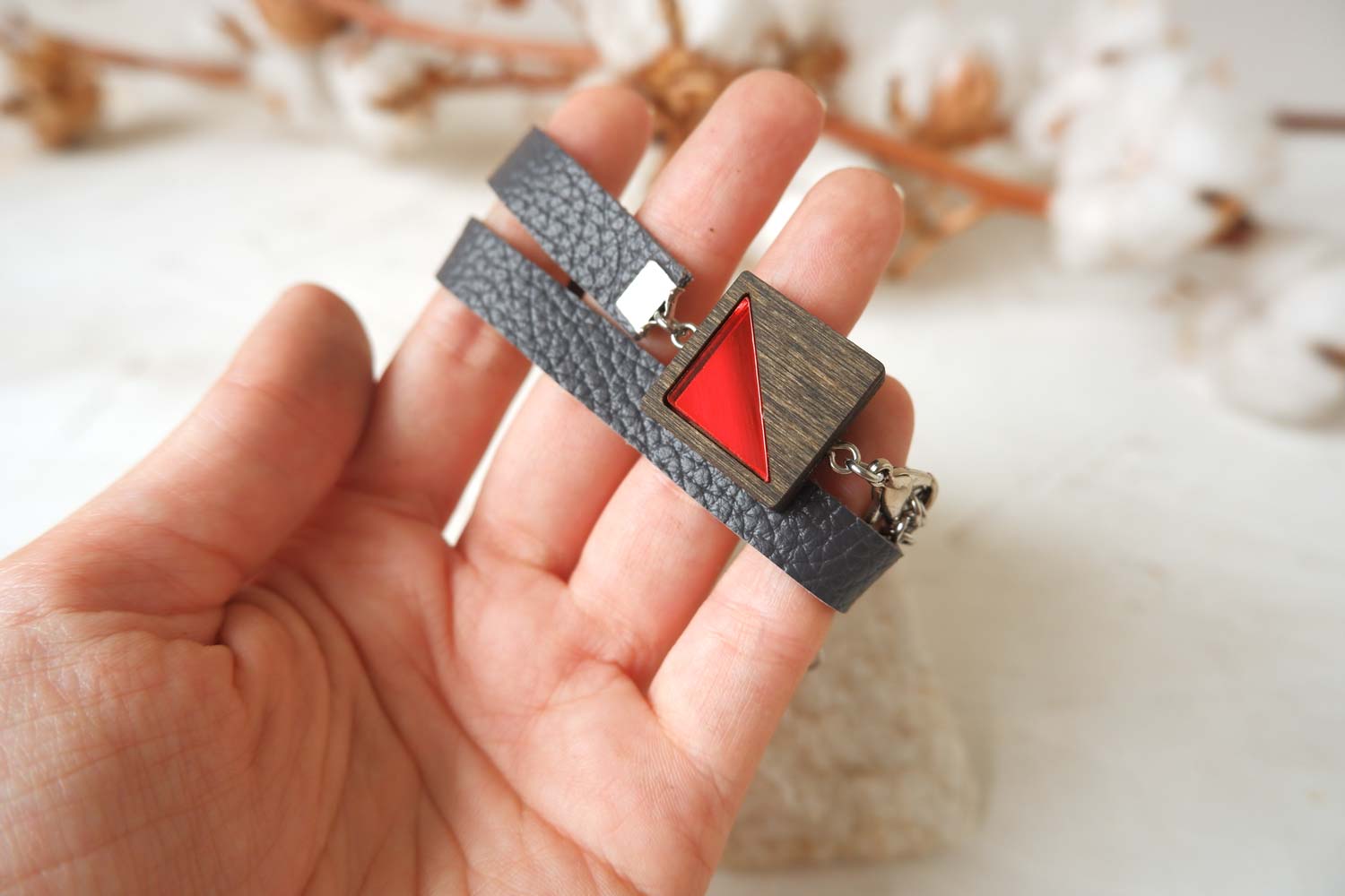 Квадрат красный - браслет в два оборота на тонком ремешке