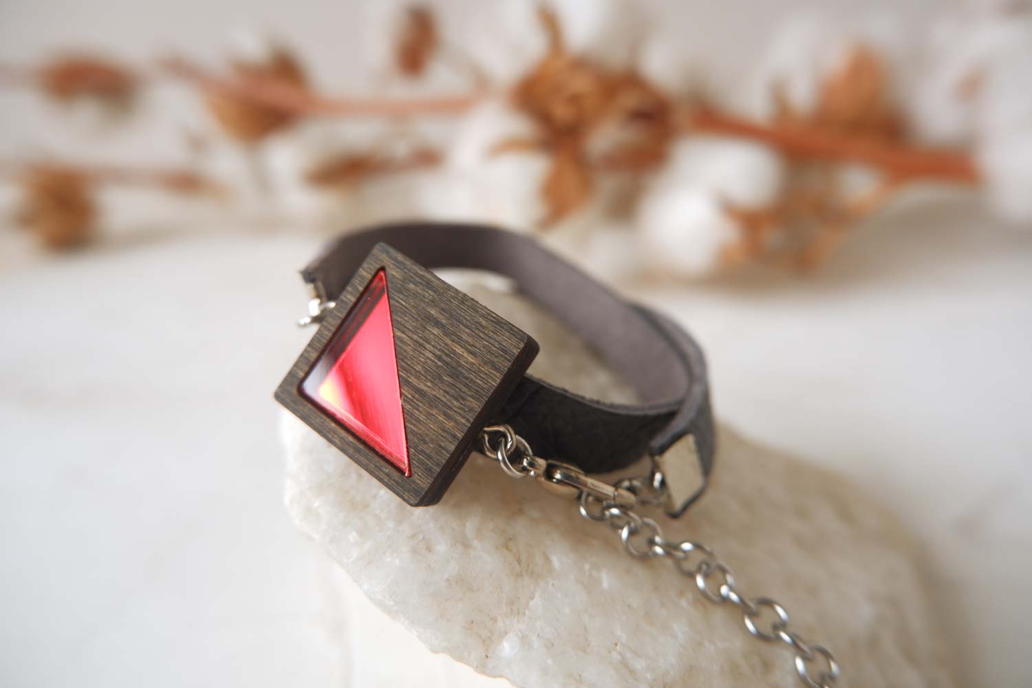 Квадрат красный - браслет в два оборота на тонком ремешке