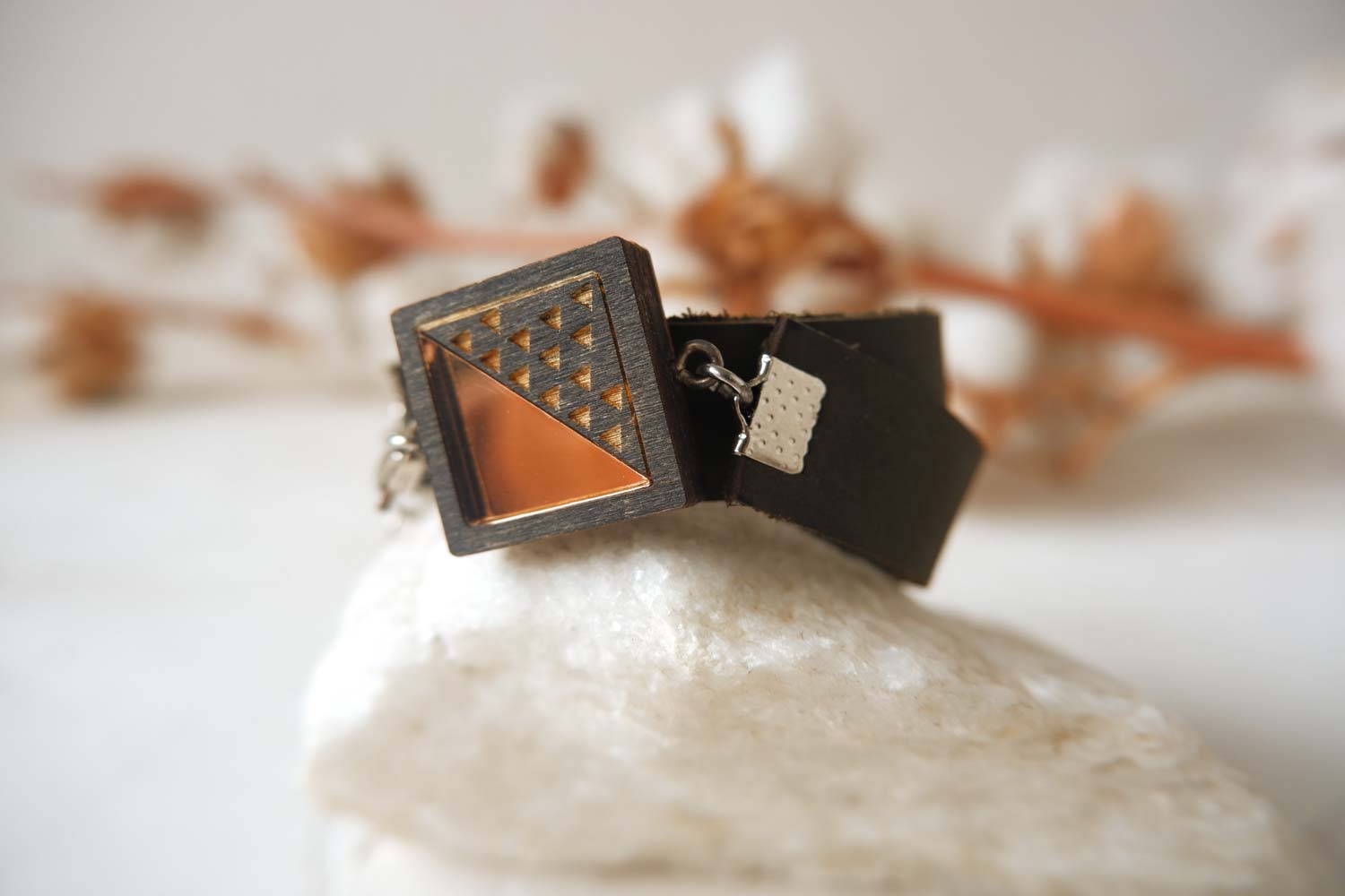 Квадрат с треугольниками - браслет в два оборота на среднем ремешке