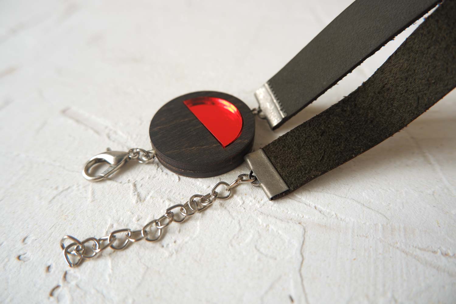 Круг - браслет в два оборота на среднем ремешке