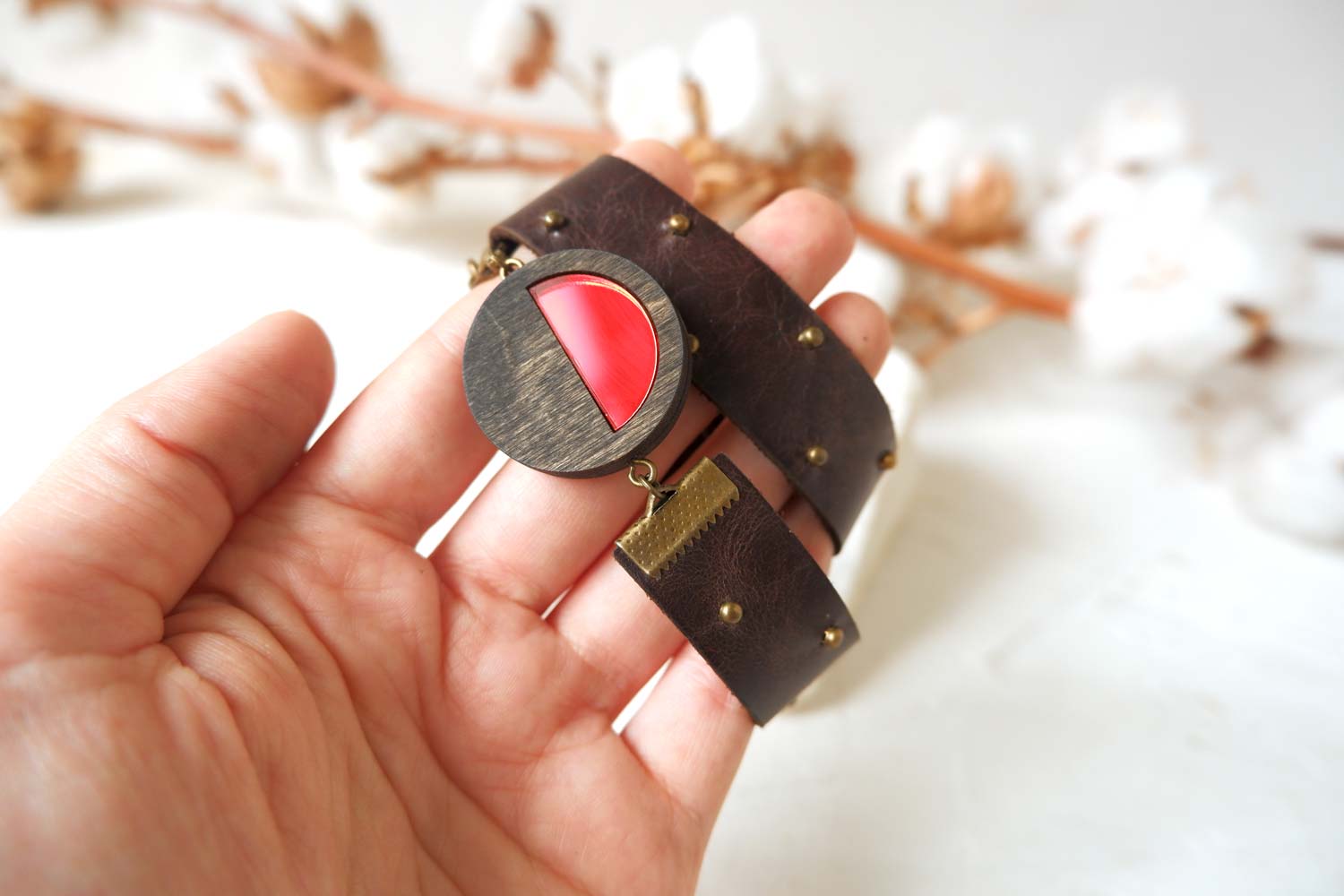 Круг - браслет в два оборота на толстом ремешке