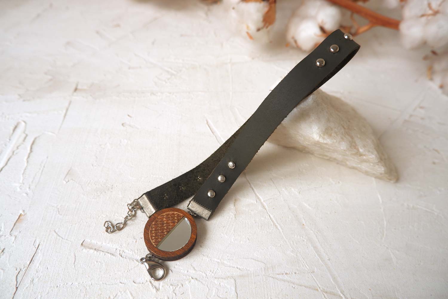 Круг с стрелочками и декоративными элементами - браслет в два оборота на среднем ремешке