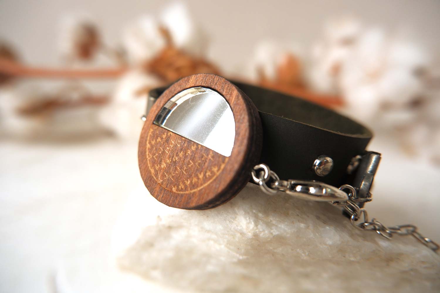 Круг с стрелочками и декоративными элементами - браслет в два оборота на среднем ремешке