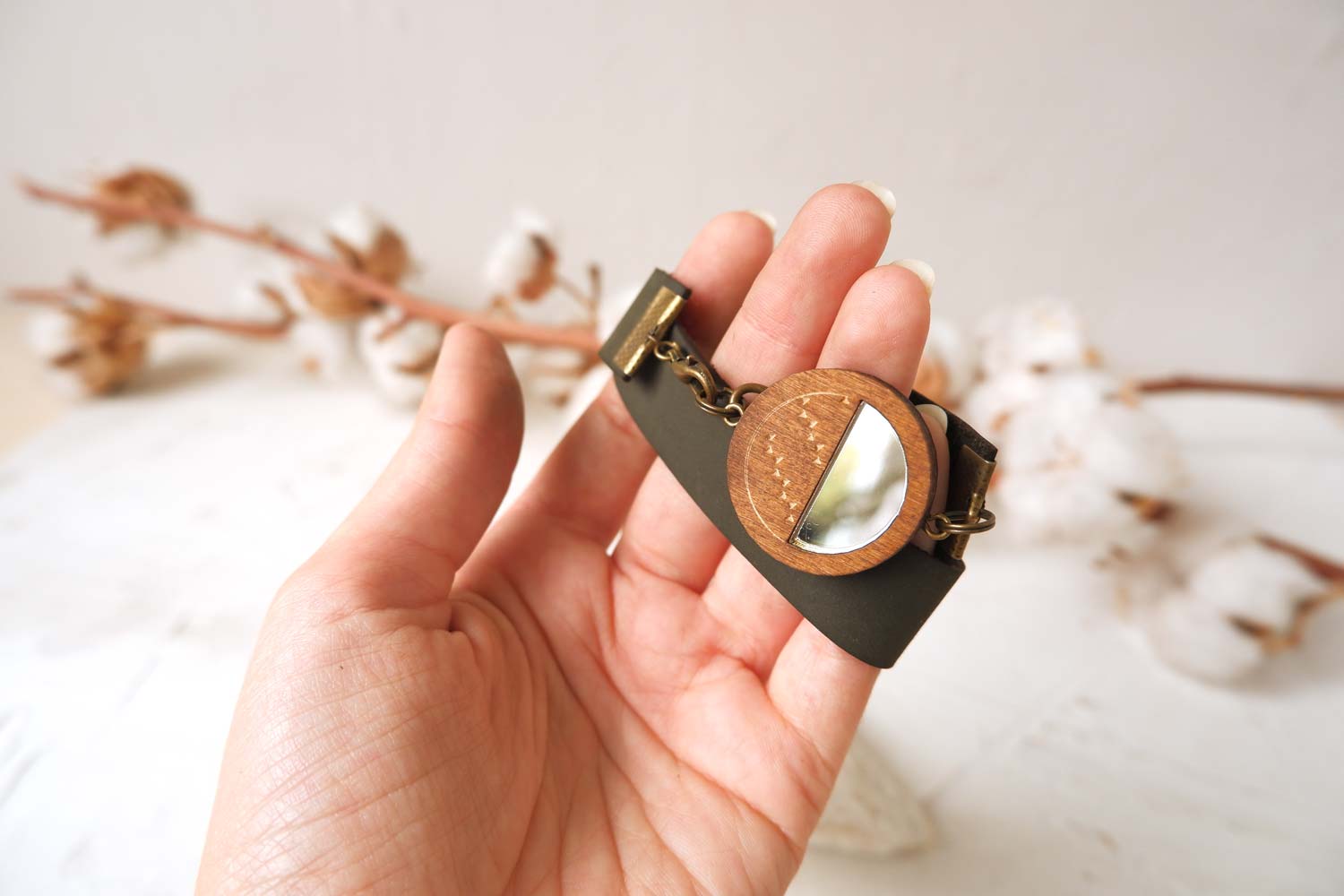 Круг с треугольниками - браслет в два оборота на толстом ремешке