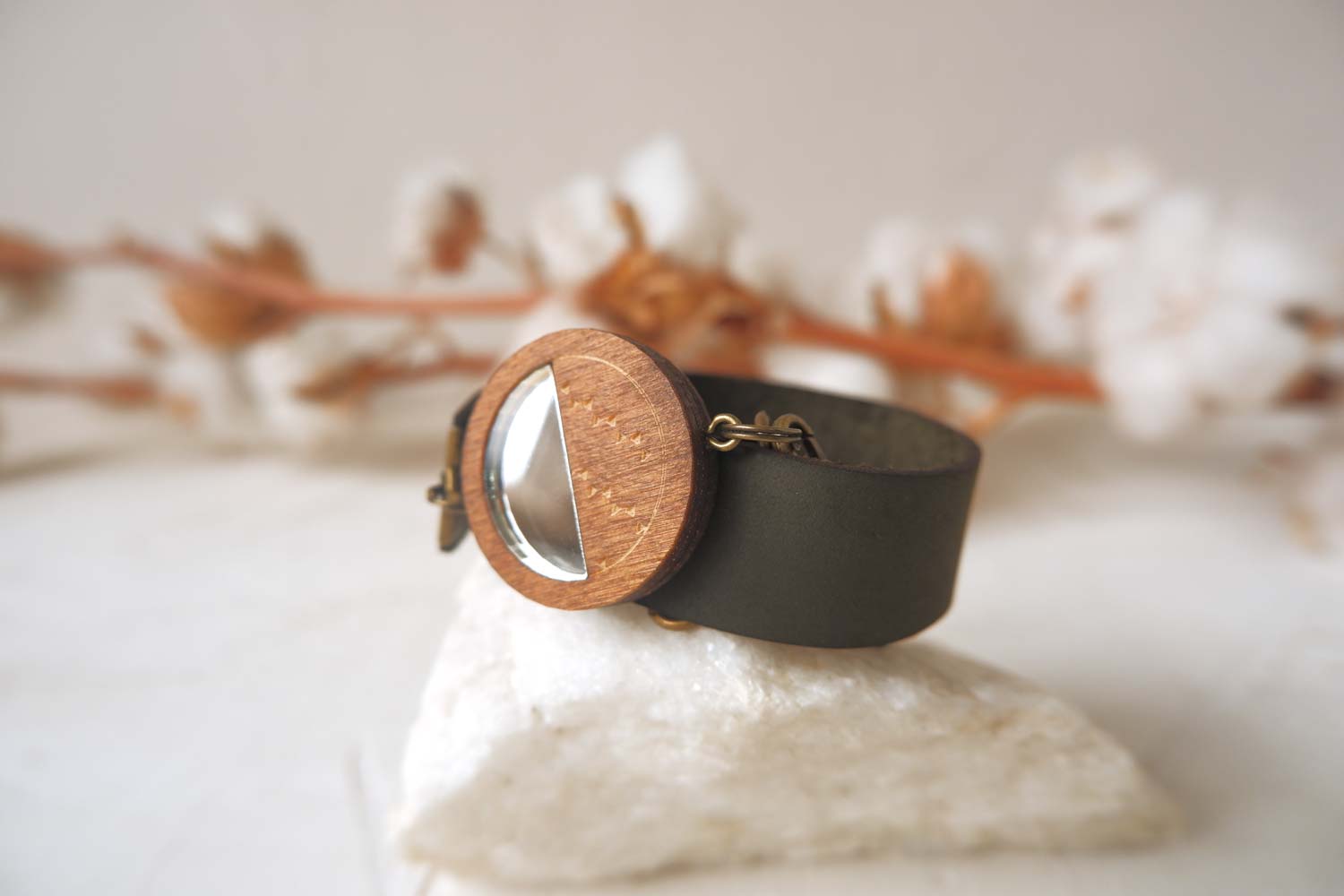 Круг с треугольниками - браслет в два оборота на толстом ремешке