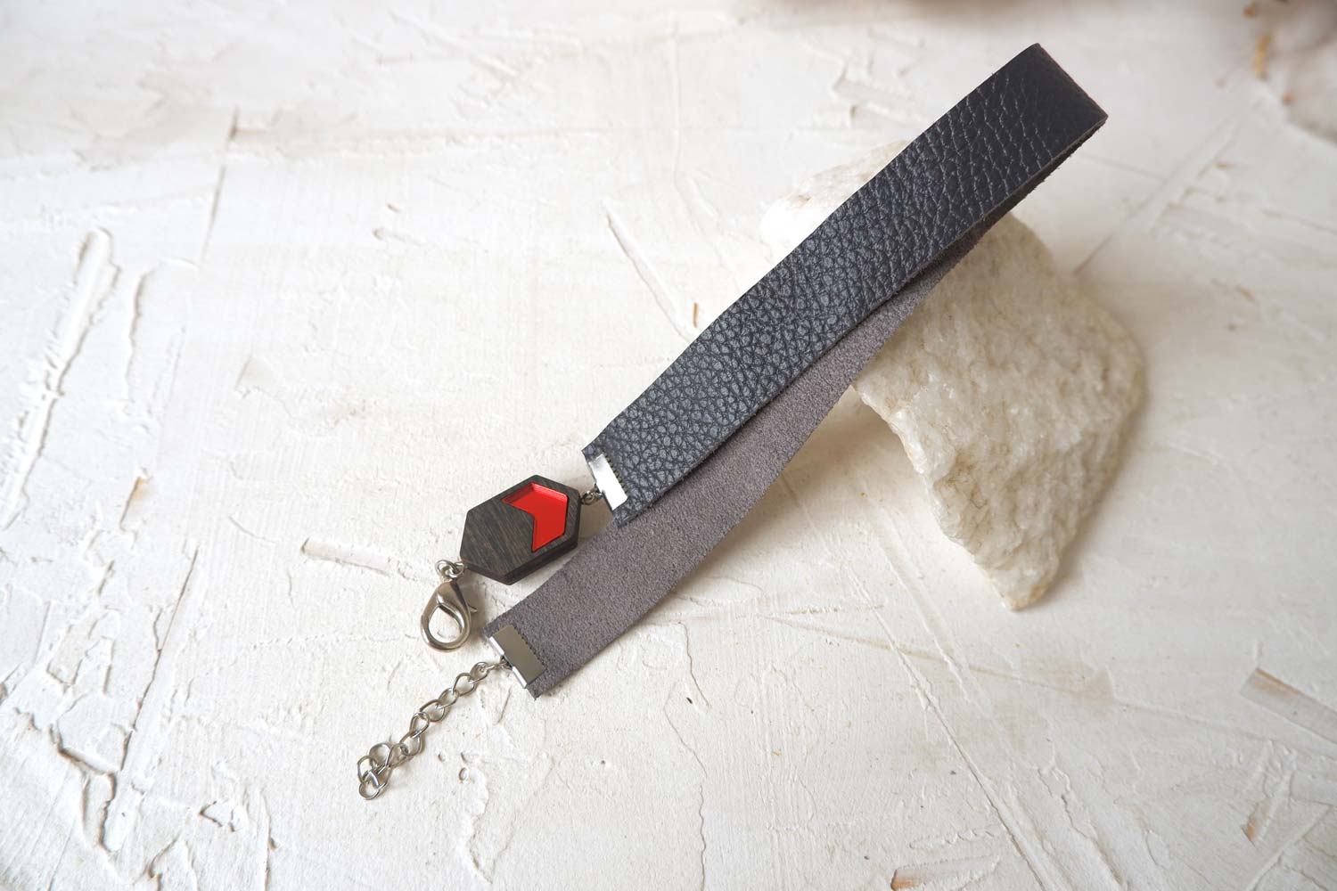 Стрелка красная - браслет в два оборота на толстом ремешке