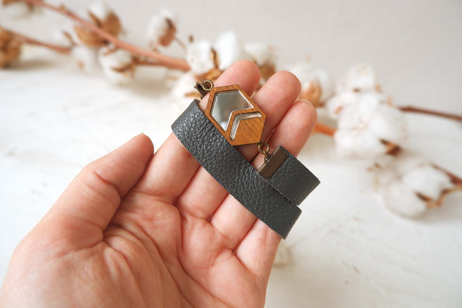 Две стрелки - браслет в два оборота на среднем ремешке