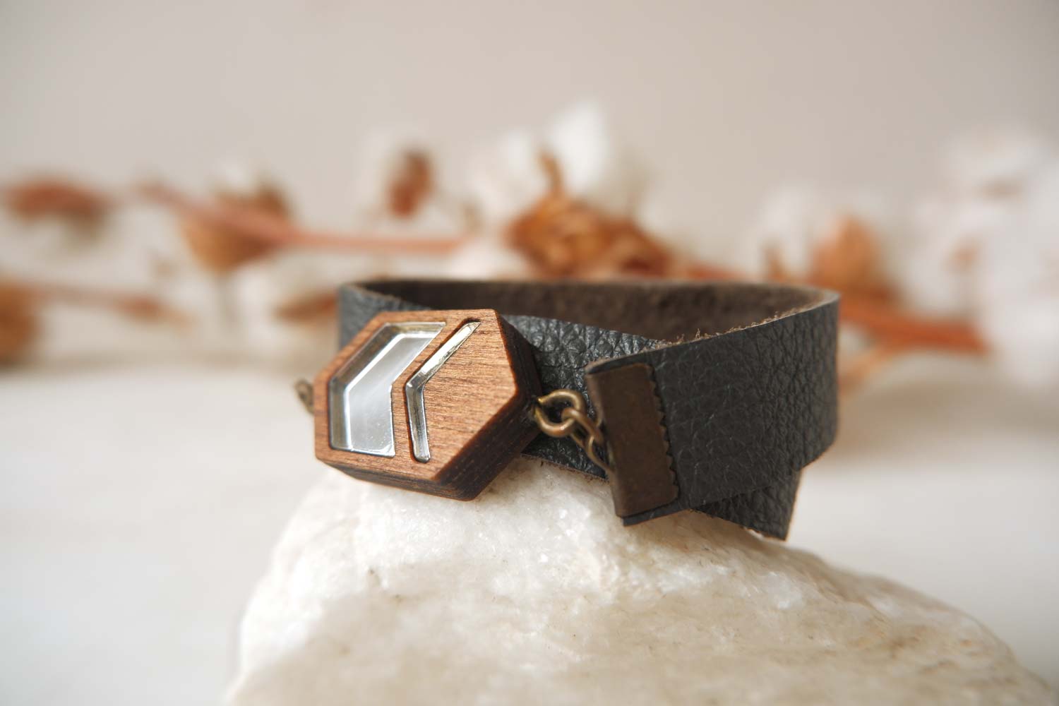 Две стрелки - браслет в два оборота на среднем ремешке