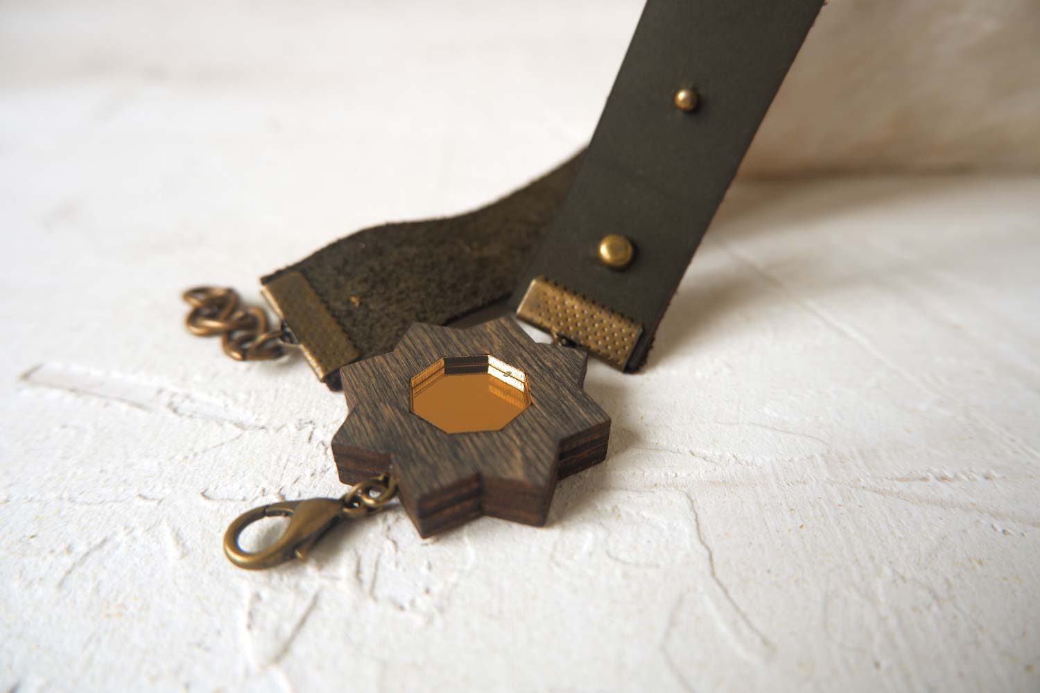 Цветок с желтым ядрышком  - браслет в два оборота  с декоративными элементами на толстом ремешке