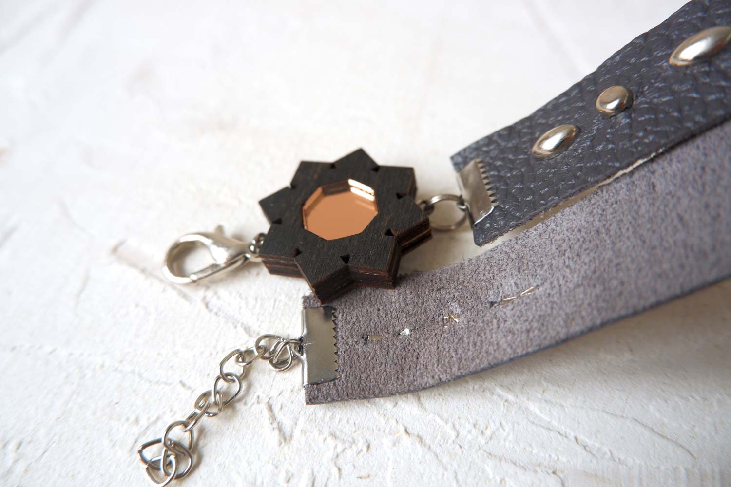 Цветок - браслет в два оборота на толстом ремешке