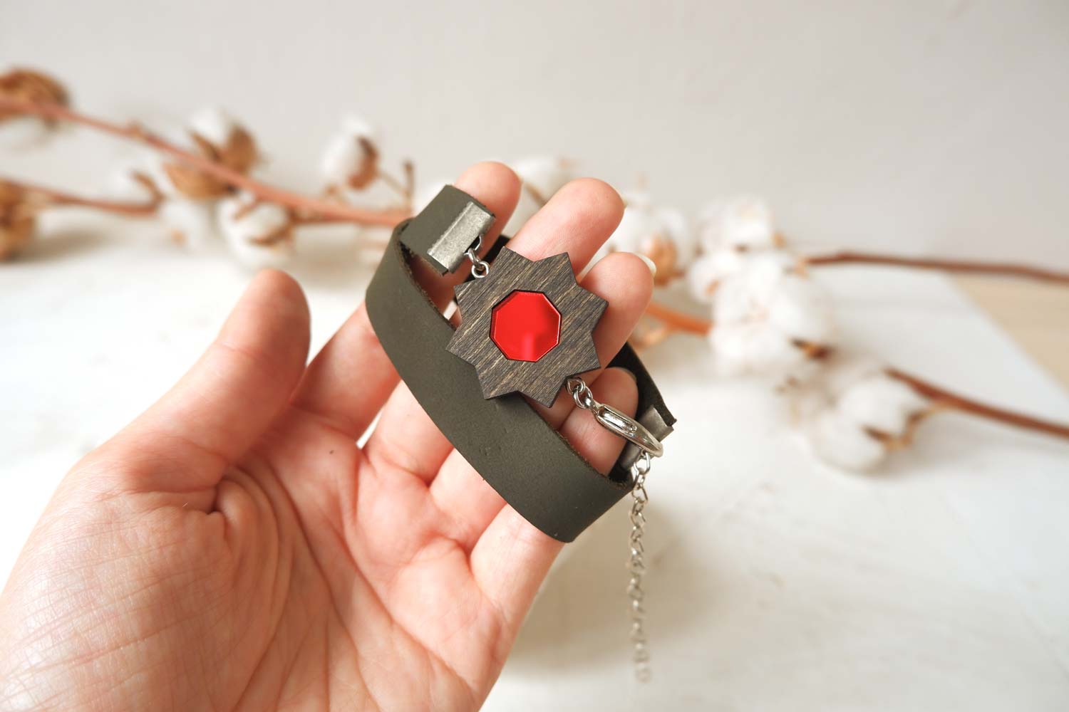 Красный цветок - браслет в два оборота на среднем ремешке