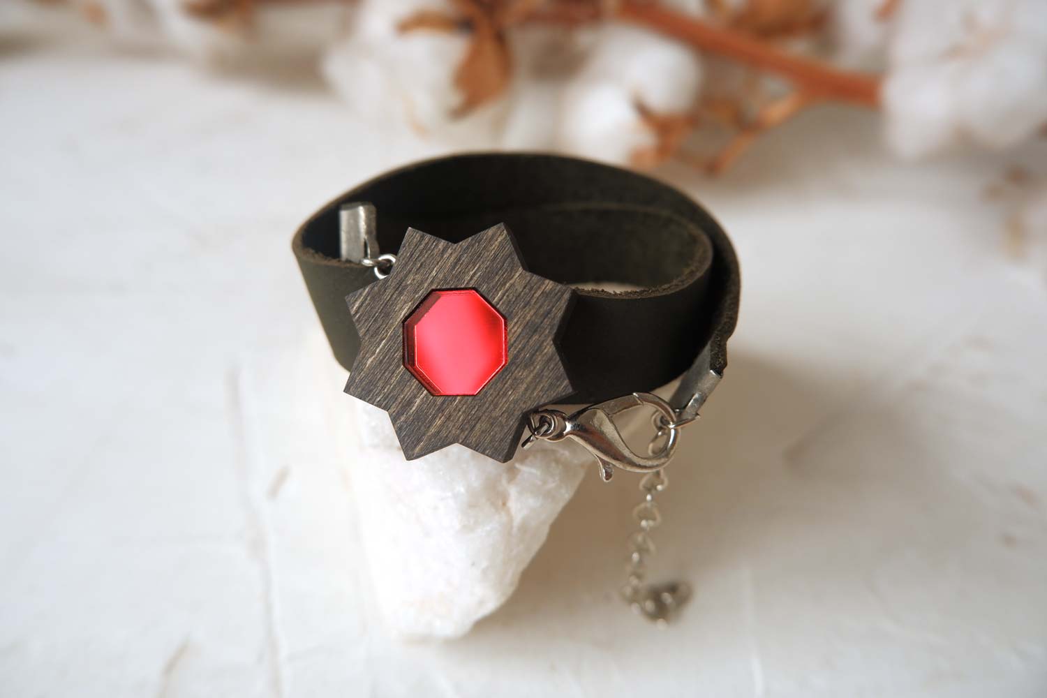 Красный цветок - браслет в два оборота на среднем ремешке