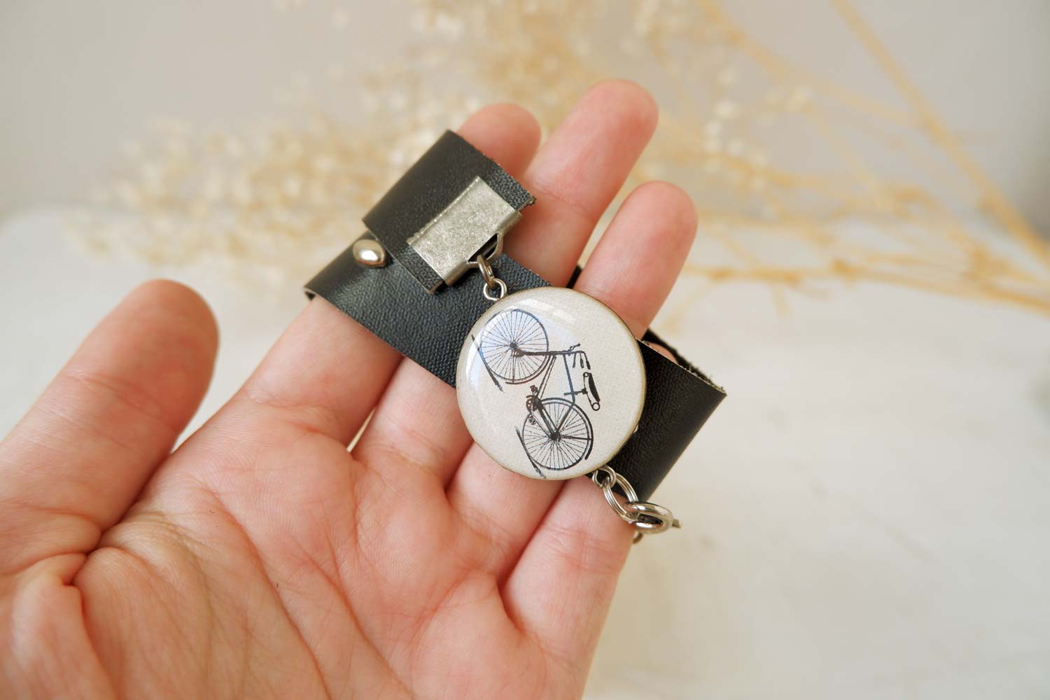 Велосипед на белом фоне - браслет в два оборота на толстом ремешке