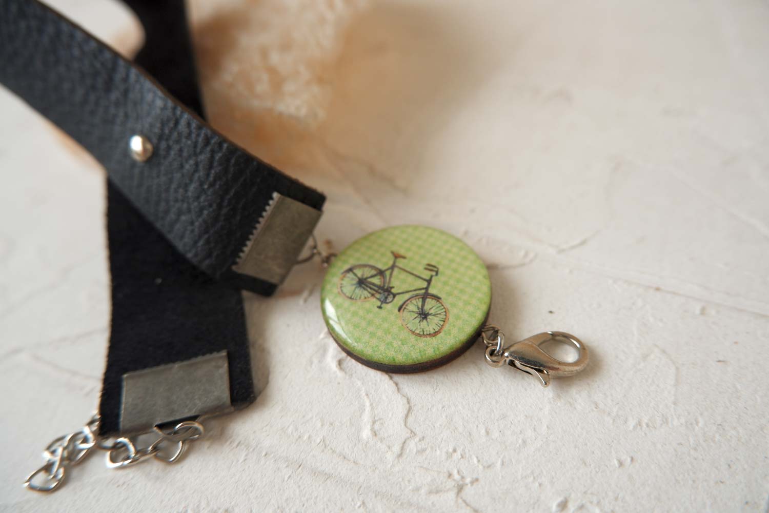 Велосипед на зеленом - браслет в два оборота на толстом ремешке