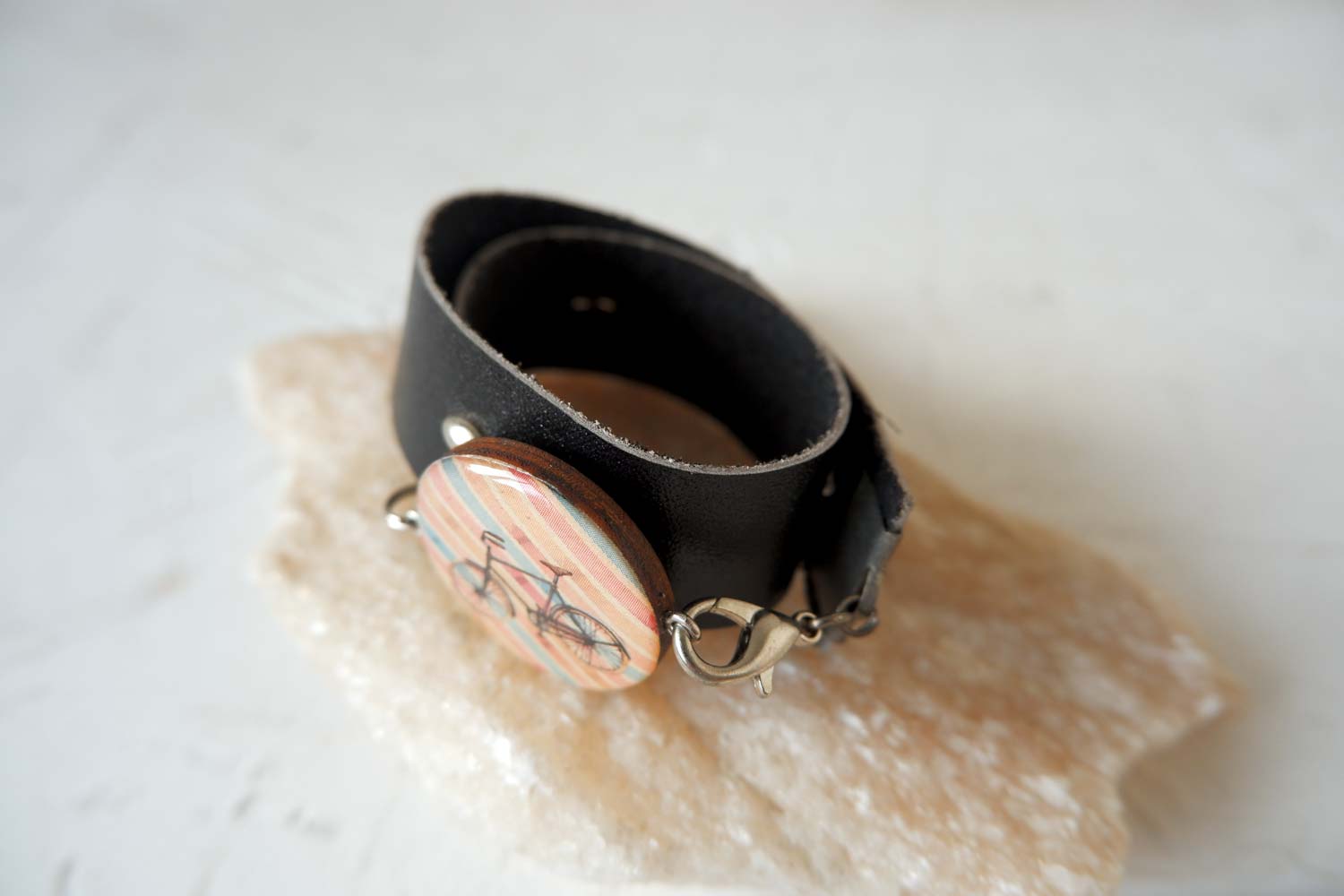 велосипед на фоне в полоску - браслет в два оборота на толстом ремешке