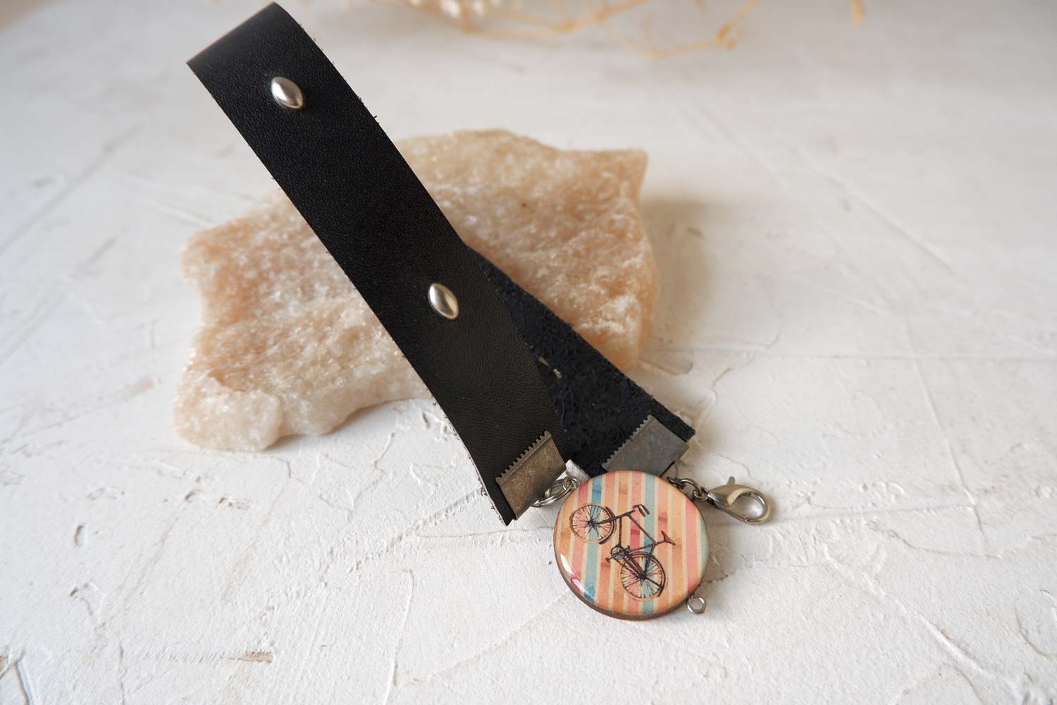 велосипед на фоне в полоску - браслет в два оборота на толстом ремешке