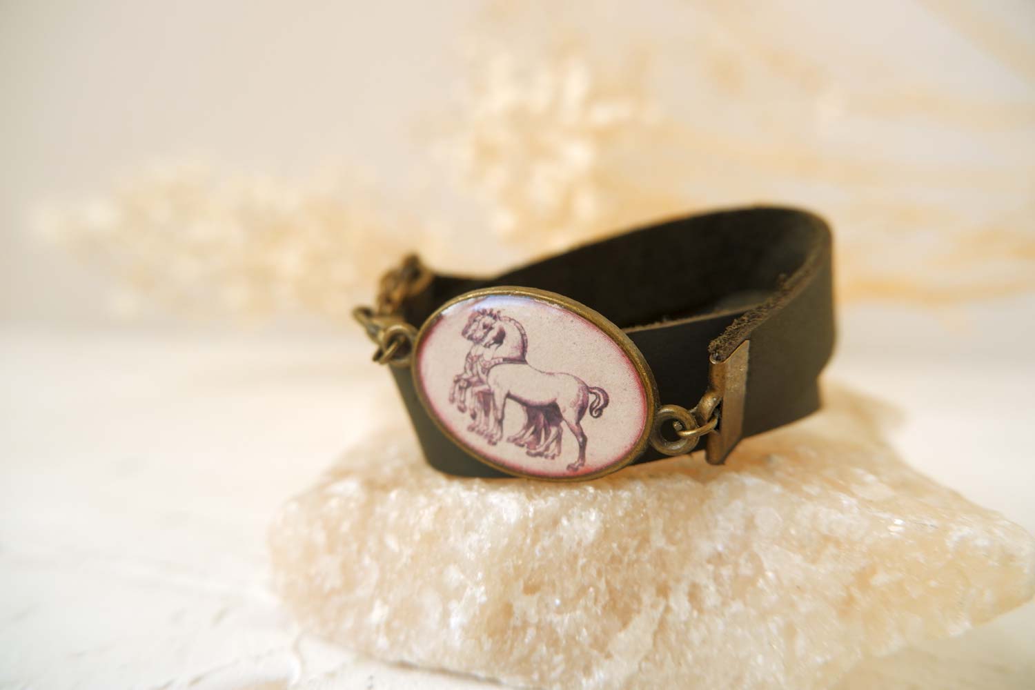 Кони в металлической оправе - браслет в два оборота на среднем ремешке
