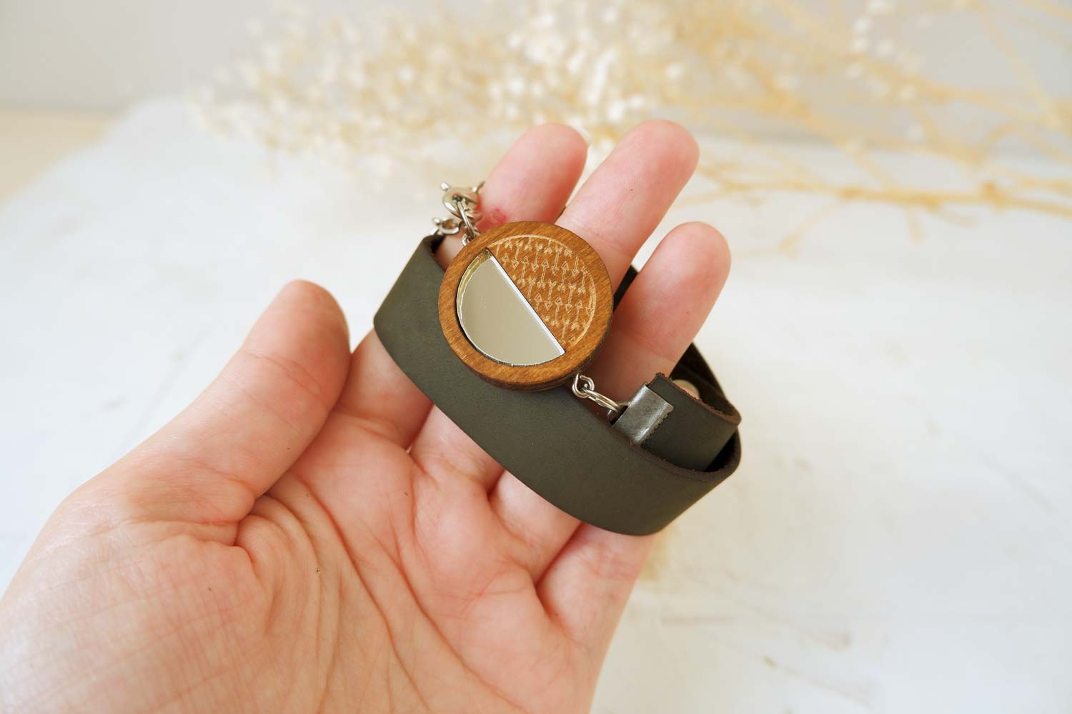 Круг с стрелками - браслет в два оборота на толстом ремешке