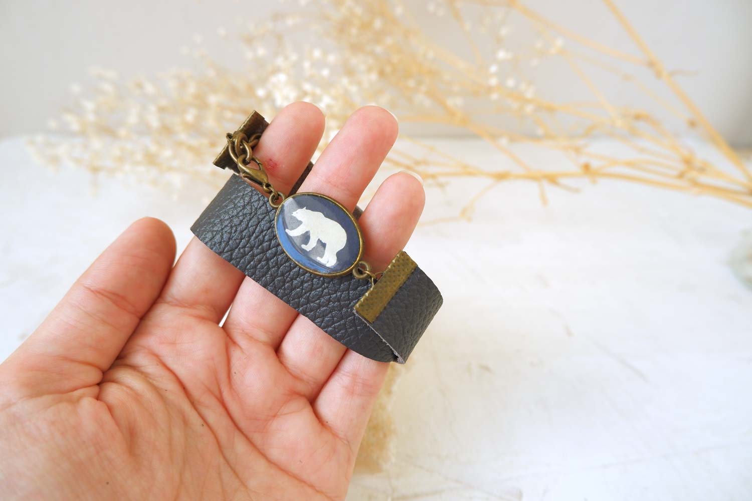 Медведь белый - браслет в два оборота на толстом ремешке