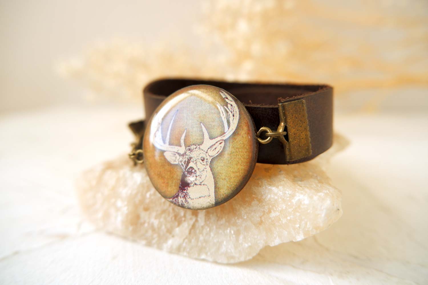 Олень - браслет в два оборота на среднем ремешке