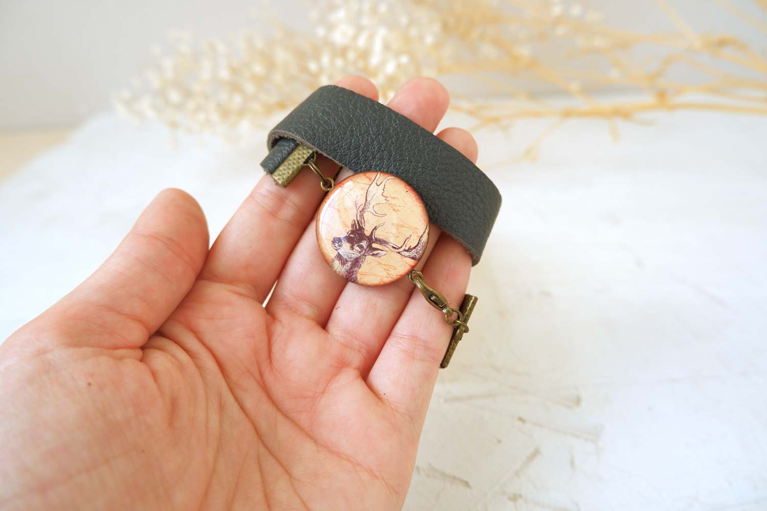 Олень коричневый - браслет в два оборота на толстом ремешке