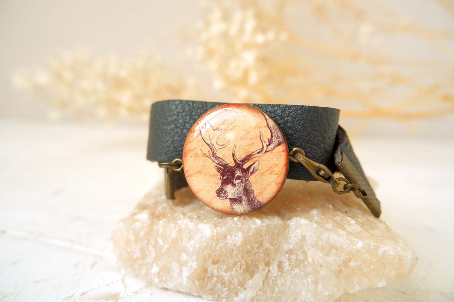 Олень коричневый - браслет в два оборота на толстом ремешке
