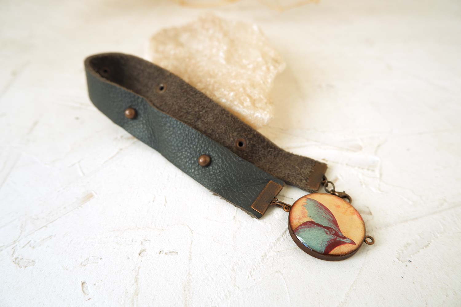 Птичка с хохолком - браслет в два оборота на толстом ремешке