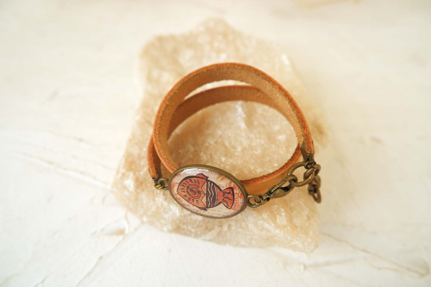 Рыбка - браслет в два оборота на тонком ремешке