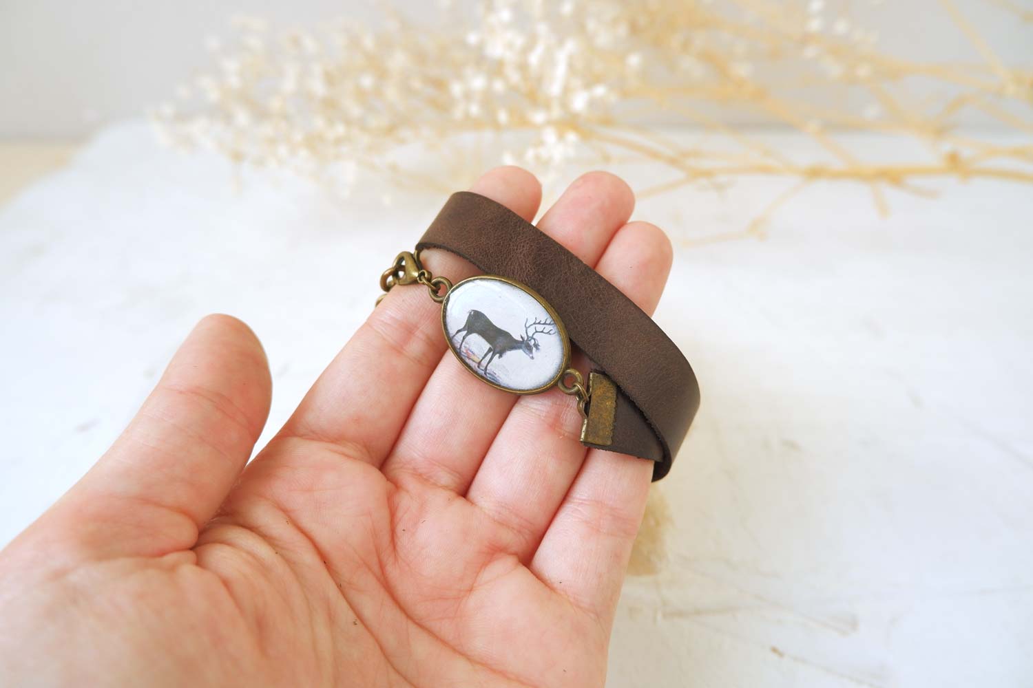 Олень северный в металлической оправе - браслет в два оборота на среднем ремешке