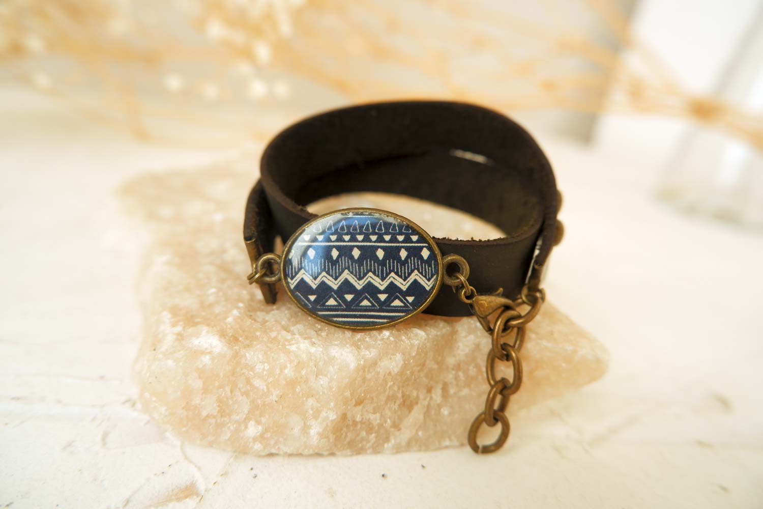 Узор - браслет в два оборота на среднем ремешке