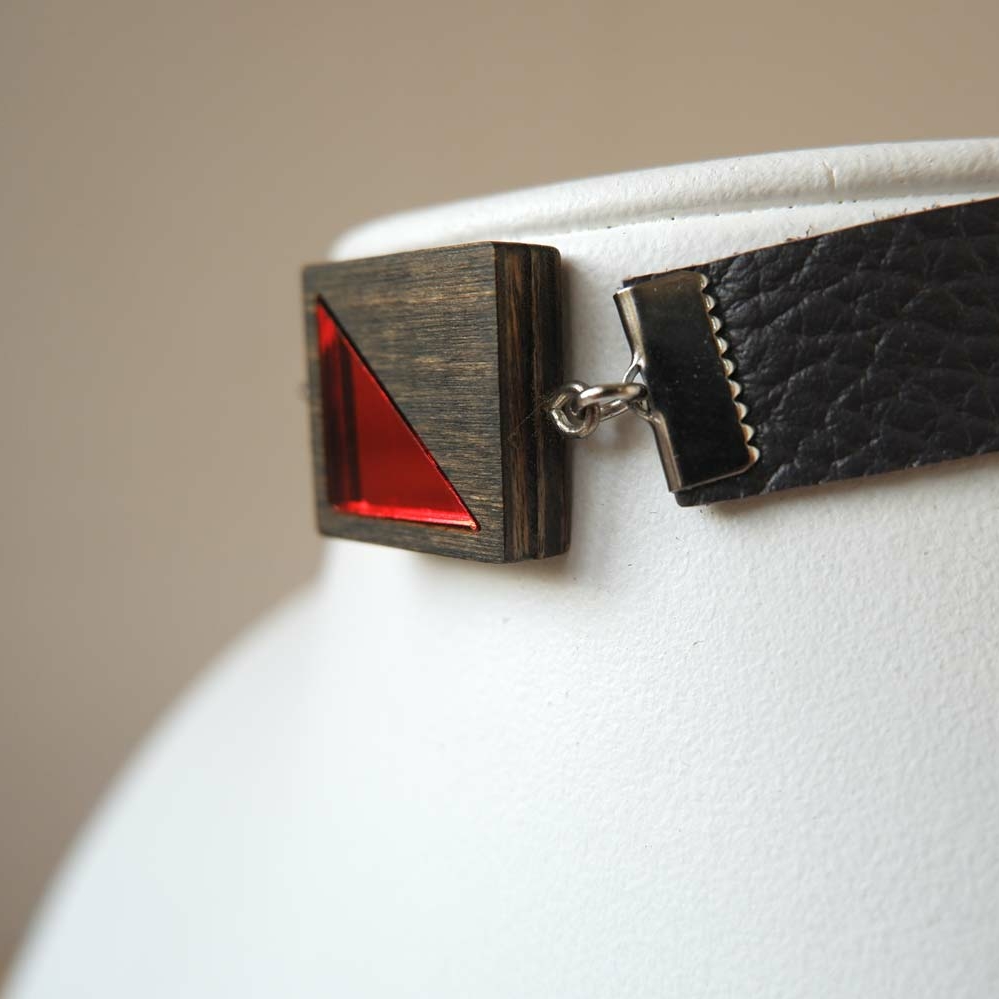 Квадрат с красным - кожаный чекер