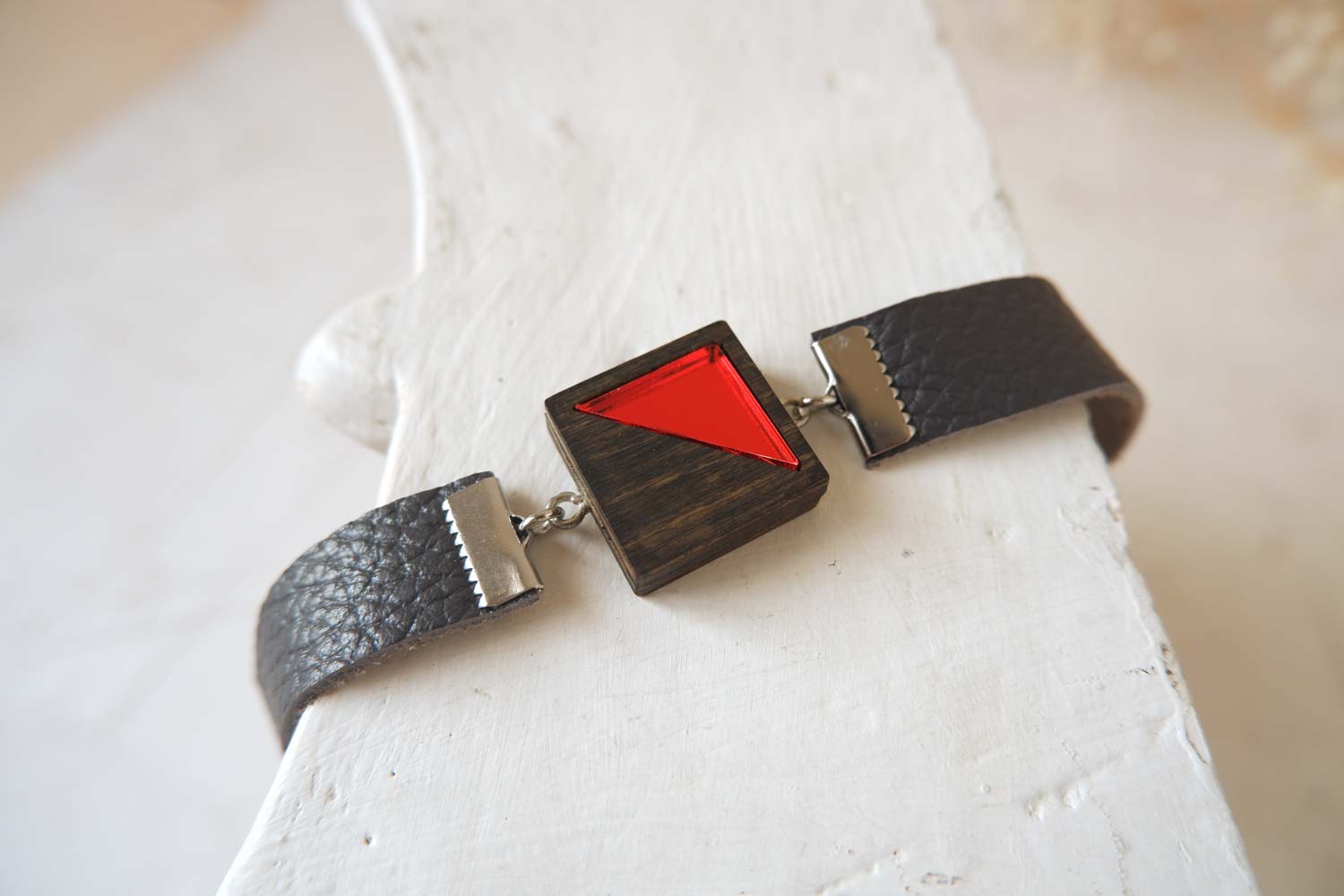 Квадрат с красным - кожаный чекер