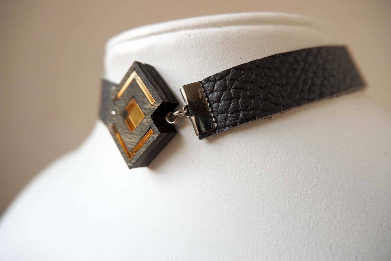 Ромб золотой - кожаный чекер