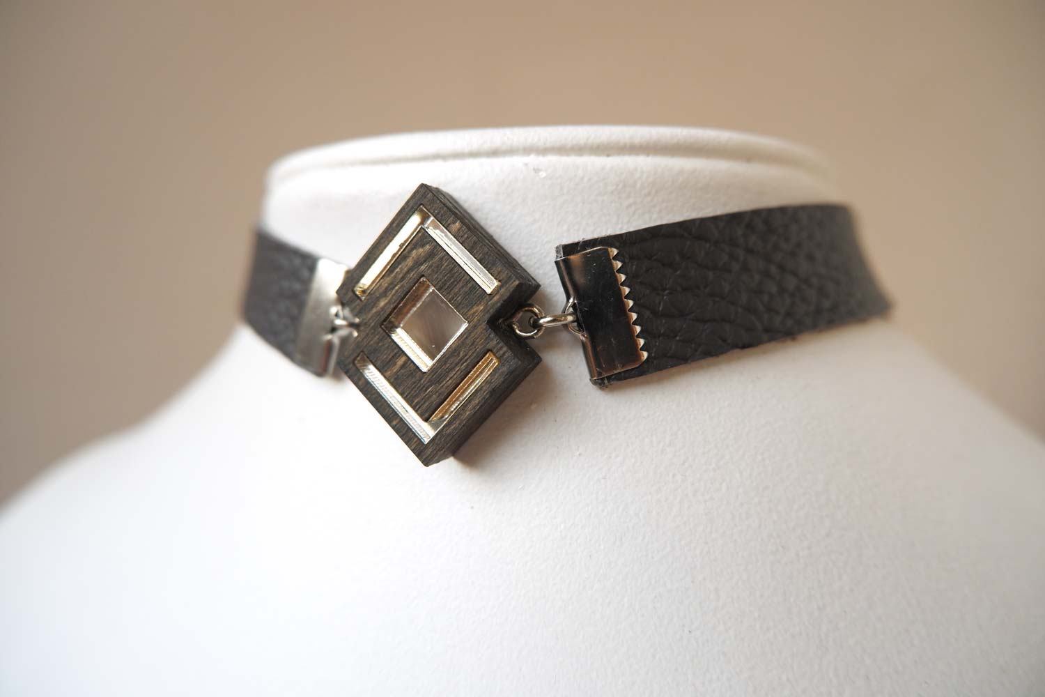 Ромб серебряный - кожаный чекер