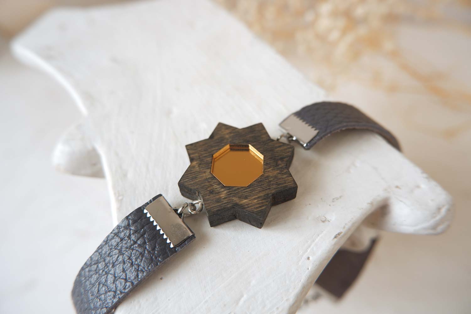 Цветок с золотым ядрышком  - кожаный чекер