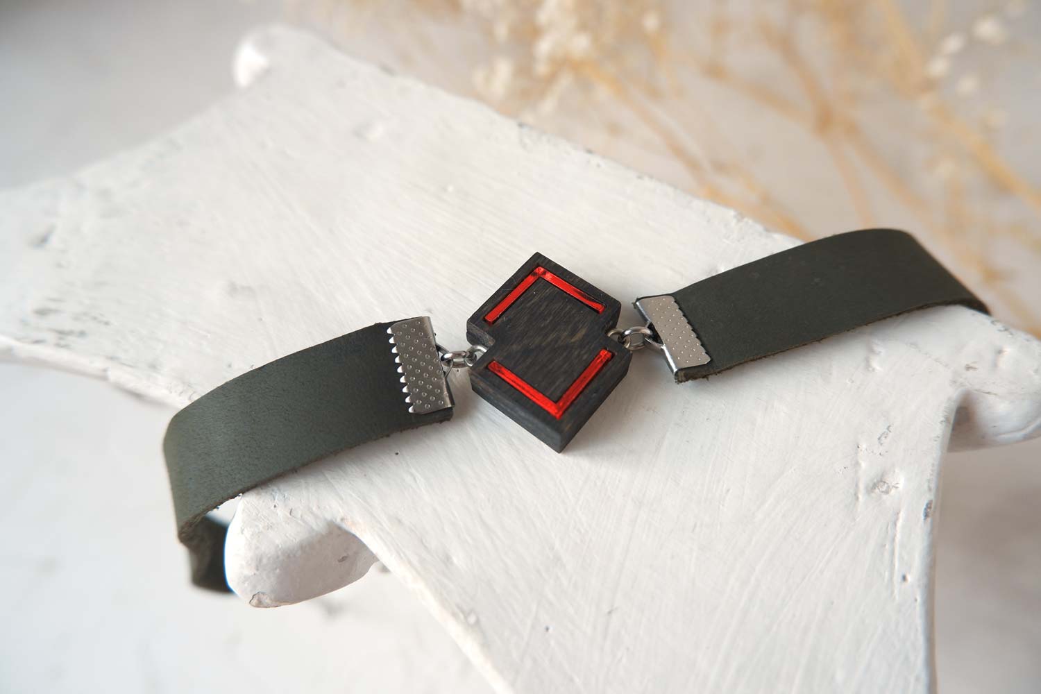 Стрелочки красные - кожаный чекер на зеленом ремешке