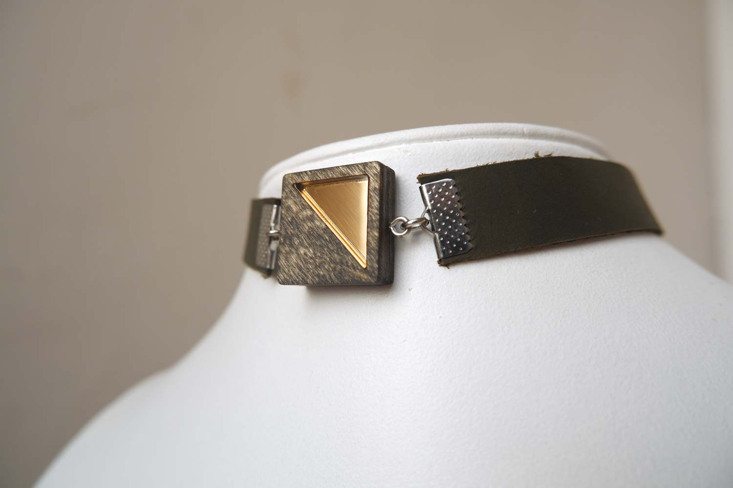 Квадрат с золотым - кожаный чекер на зеленом ремешке