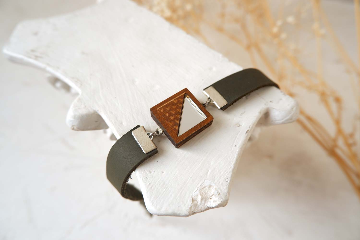 Квадрат с треугольниками  - кожаный чекер на зеленом ремешке