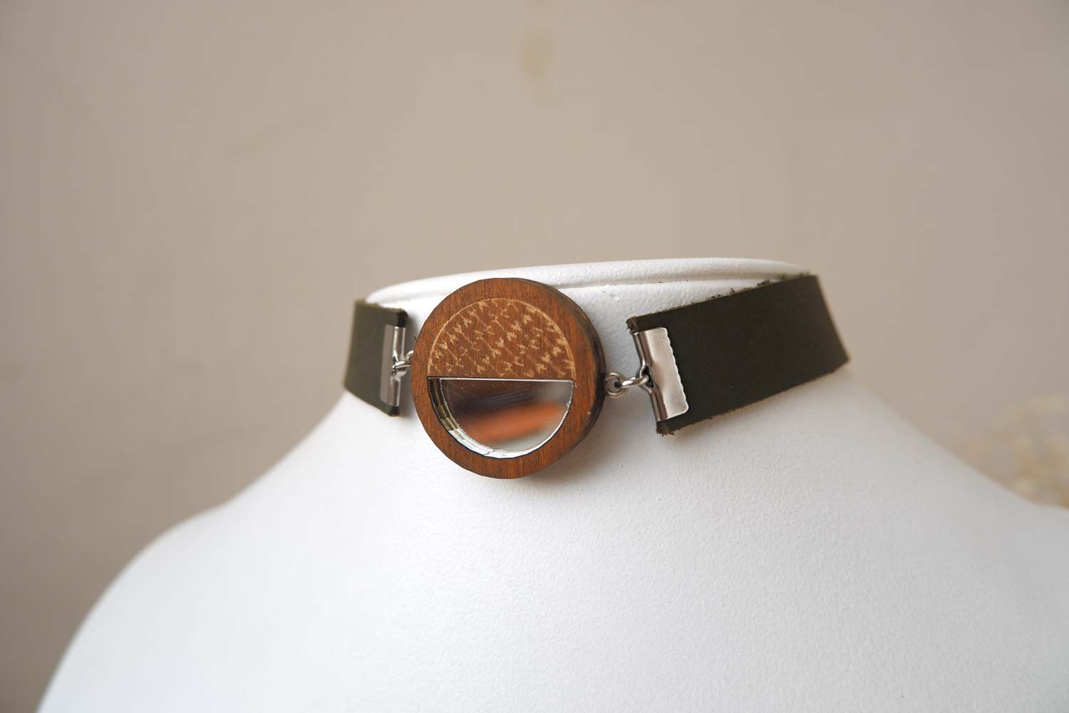 Круг с стрелками - кожаный чекер на зеленом ремешке