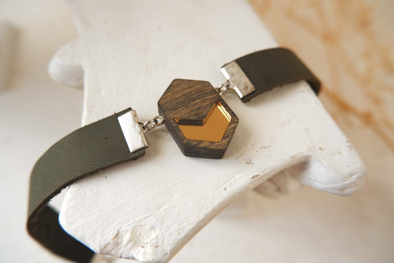 Стрелка вниз - кожаный чекер на зеленом ремешке