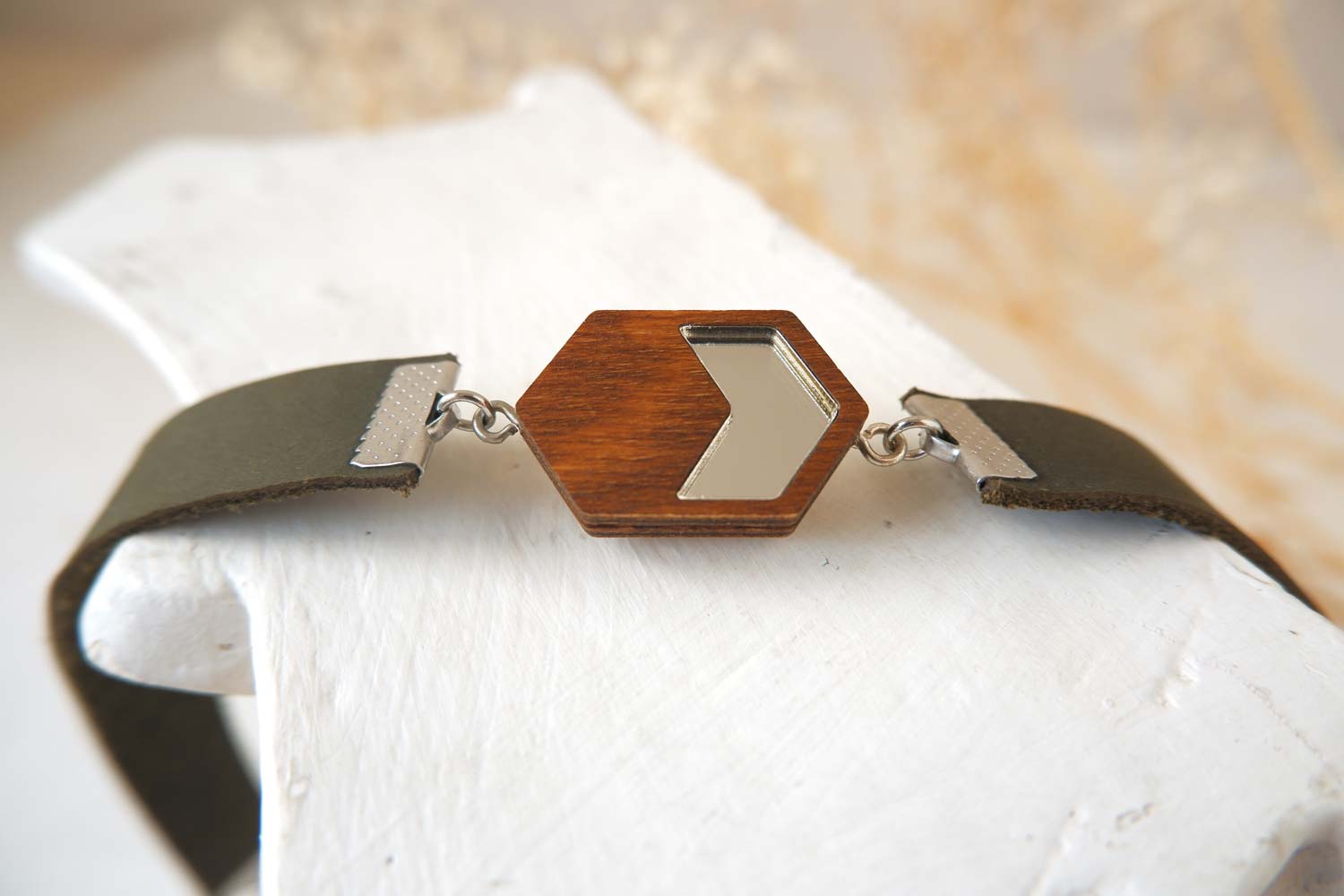 Стрелка серебряная - кожаный чекер на зеленом ремешке