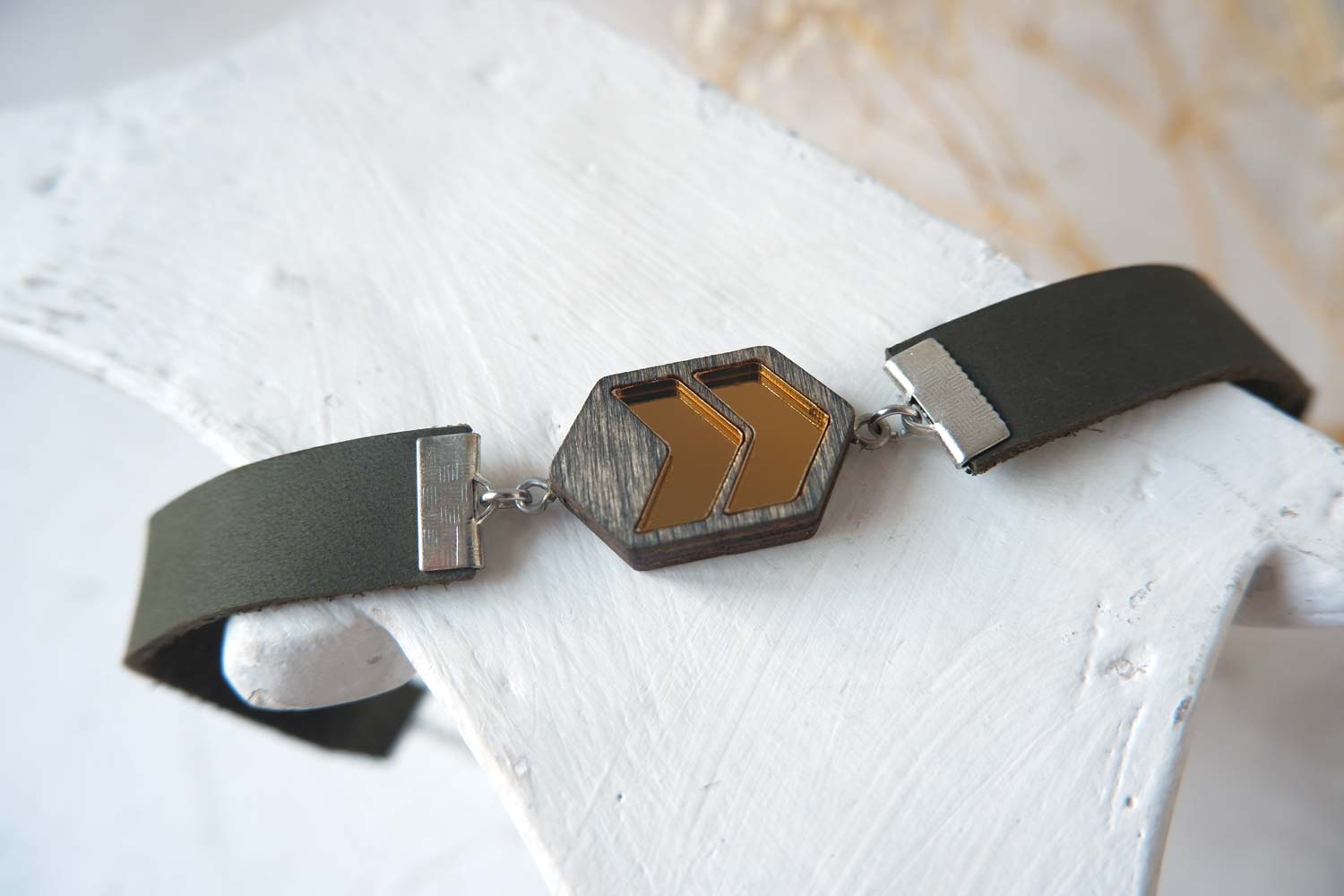 Две стрелки - кожаный чекер на зеленом ремешке