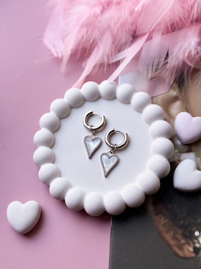 Серьги сердечки из перламутра и фианитов (родий)