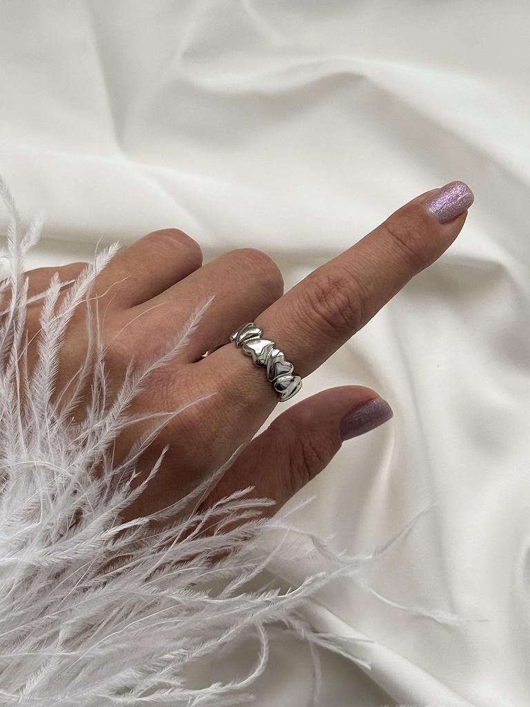 Кольцо дорожка пухлых сердечек (родий)